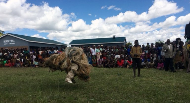 Sang og dans åpning av barnehage Malawi