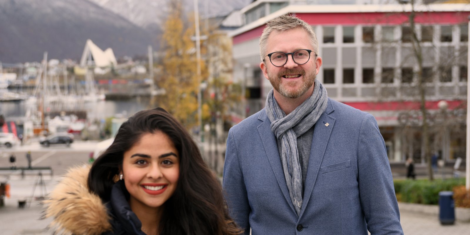 Juryleder Hans-Erik Skjæggerud og daglig leder Kimiya Sajjadi i Big Enough Global i Tromsø i forbindelse med utdelingen YS' likestillingspris for 2021.