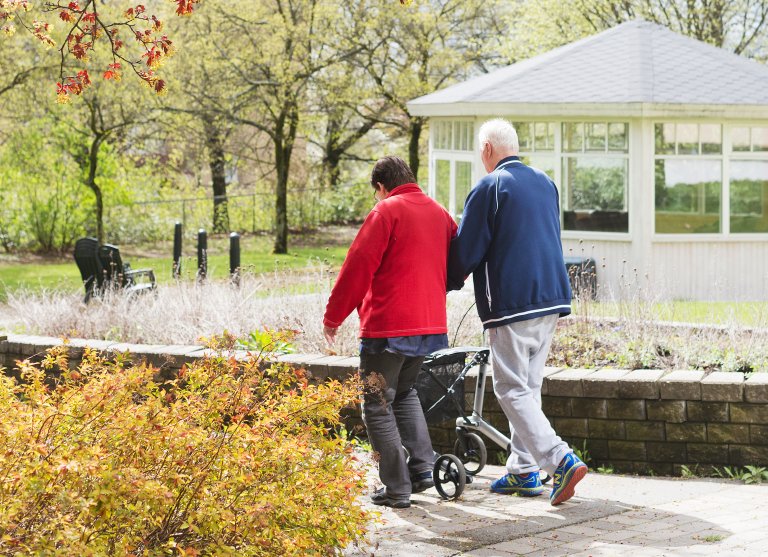 Keddy og Magnar i hagen foto nadia frantsen