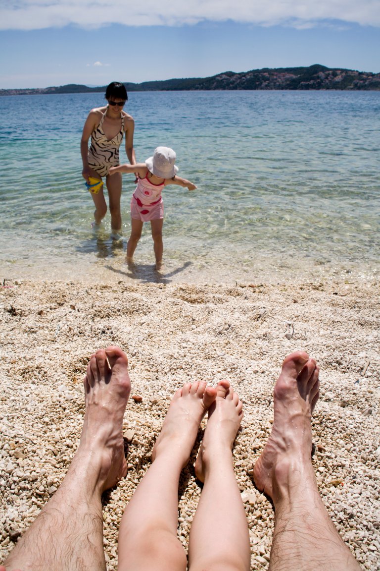 Barbeint familieliv på strand_COLOURBOX3357442