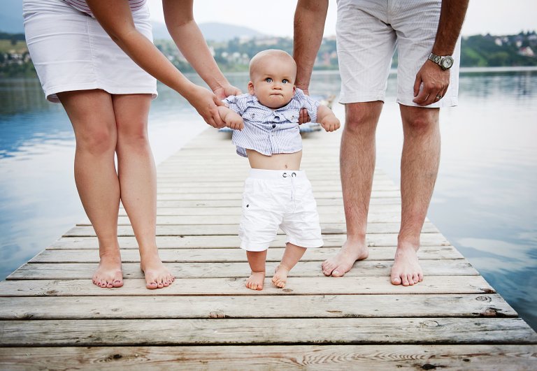 Mor, far og liten gutt barbeint på brygge_COLOURBOX16910332