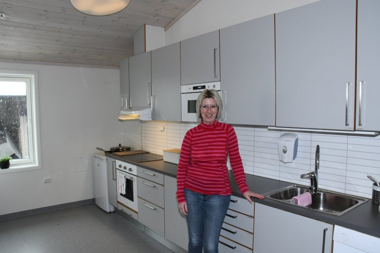 Helsefagarbeider Else Marit Undheim i kjøkkenet ved Svertingstad bofellesskap. Foto: Siv M. Bjelland
