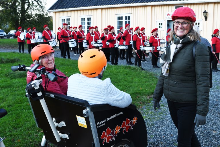 Kari Kruge sykkelfører med passasjerer