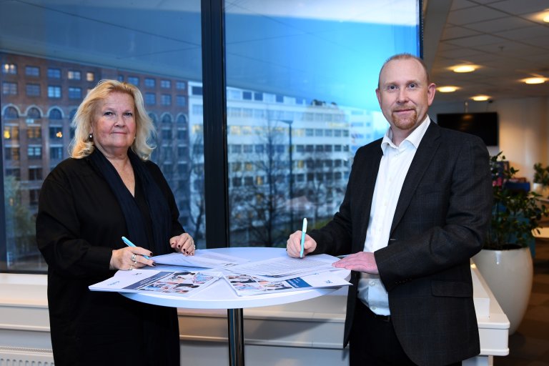 Ivar og Lizzie undertegner avtalen 4 Foto Siv M Bjelland.jpg