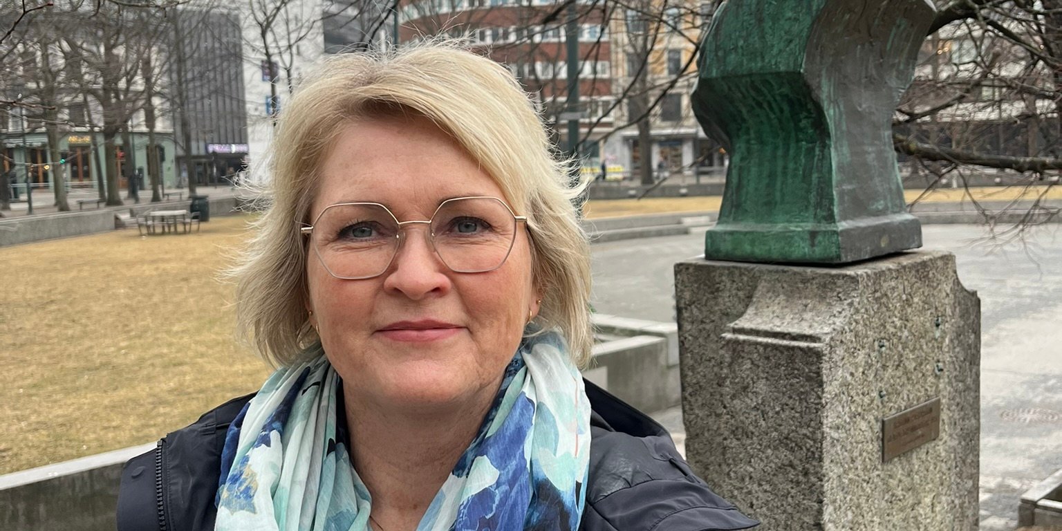 Marit Solheim er 1. nesteiar i Delta. Her foran Krisinn Pjeturssons statue av Olafia Johanssdóttir på Vateland i Oslo: En islandsk kvinne som er hedret for sitt kvinnehelse-arbeid blant nødstilte i Kristiania tidlig på 1900-tallet, og som har fått et område og en klinikk på Grønland i Oslo oppkalt etter seg, like i nærheten av Deltas hovedkontor.