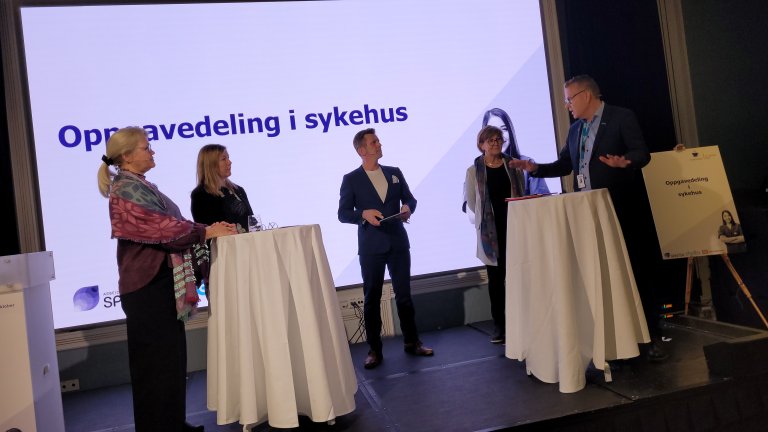 Inger Cathrine Bryne, administrerende direktør i Helse Vest RHF, Anne Turid Wikdahl, utviklingsdirektør i Arbeidsgiverforeningen Spekter, Mette Nord, forbundsleder i Fagforbundet og Trond Ellefsen, forbundsleder i Delta deltok i panelet. Håkon Haugsbø ledet samtalen.