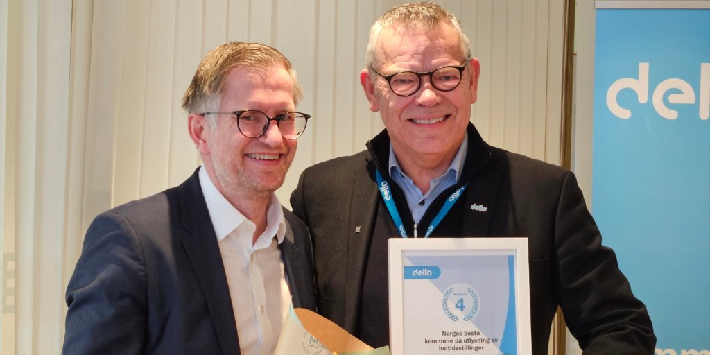 Arendal-ordfører Robert Nordli (t.v.) satte pris på diplomet og oppmerksomheten fra Delta og forbundsleder Trond Ellefsen. 