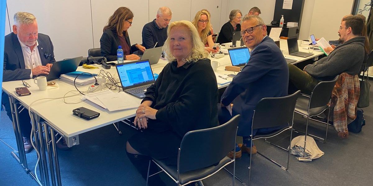 Foran Lizzie Ruud Thorkildsen (leder YS Kommune og leder Delta), Trond Ellefsen (1. nestleder i YS Kommune og Delta) og Modolf Moen (Skolelederforbundet). Bak fra v. Dag Bjørnar Johnsrud, (forhandlingssjef YS Kommune), Merete Norheim Morken (forhandlingssjef Delta), Sveinung Berger, Monica Deildok og Irmelin Stødle (alle fra Delta), Anne Gro Årmo og Bjørn Are Sæther(begge fra Parat)