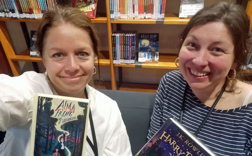Bibliotekarene Elise og Ingvild: - Vi er kanskje ekstra viktige for de som sitter mye alene hjemme