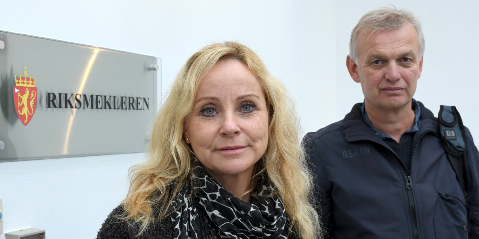 Forhandlingsleder for YS Kommune Oslo, Mona Bjørnstad og spesialrådgiver i Delta, Sveinung Berger, på vei inn til mekling onsdag 23. september. 