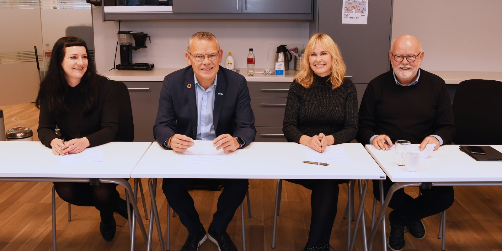 Forhandlingslederne i PBL-oppgjøret 2021 undertegner protokollen. Fra venstre: Karianne Hansen Heien, Fagforbundet, Trond Ellefsen, Delta, Anne Lindboe, PBL og Terje Skyvulstad, Utdanningsforbundet.