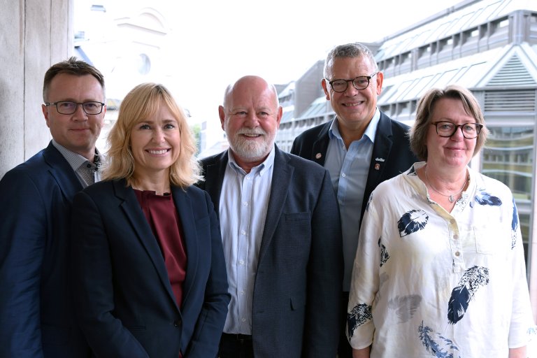 Disse har ledet forhandlingene i PBL: Fra venstre, Espen Rokkan og Anne Lindbo, PBL. Terje Skyvulstad, Utdanningsforbundet, Trond Ellefsen, Delta og Anne Green Nilsen fra Fagforbundet. Foto: Siv M. Bjelland