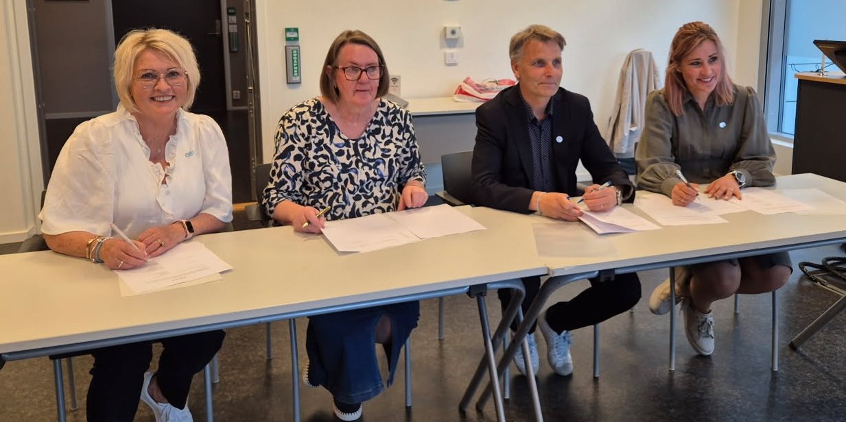 Forhandlingsleiar Marit Solheim i Delta, Anne Green Nilsen (Fagforbundet), Jørn-Tommy Schjelderup (PBL) og Ann Mari Milo Lorentzen (Utdanningsforbundet) signerte seint onsdag årets tariffoppgjer i PBL. 