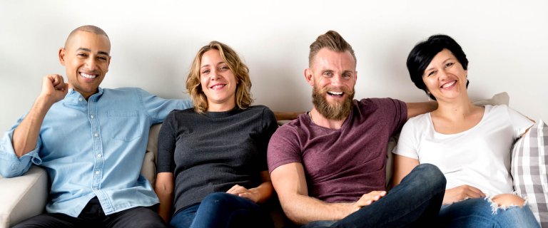 illustrasjonsbilde av fire personer i en sofa