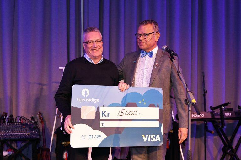 Gunde Sola Årets tillitsvalgt og nestleder Trond Ellefsen Foto Siv M Bjelland