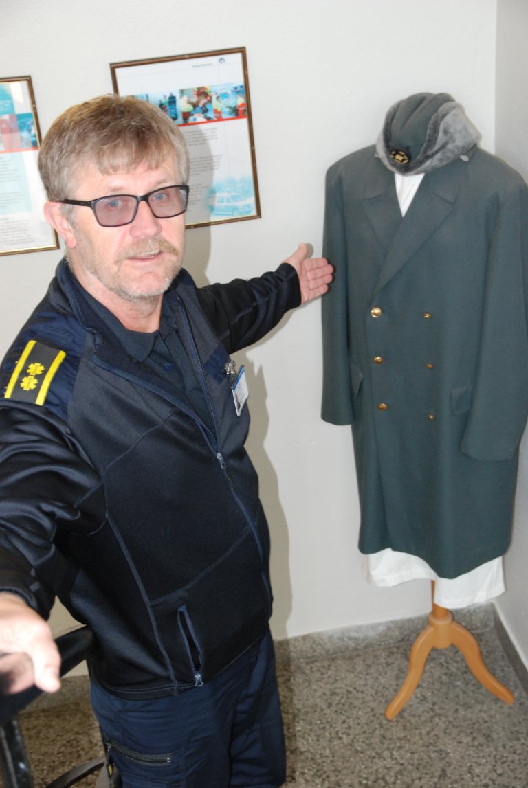 Viken ambulanse.Drammen.Birger Jeppesen viser uniform fra ...Foto Merete Vonen DSC_1409