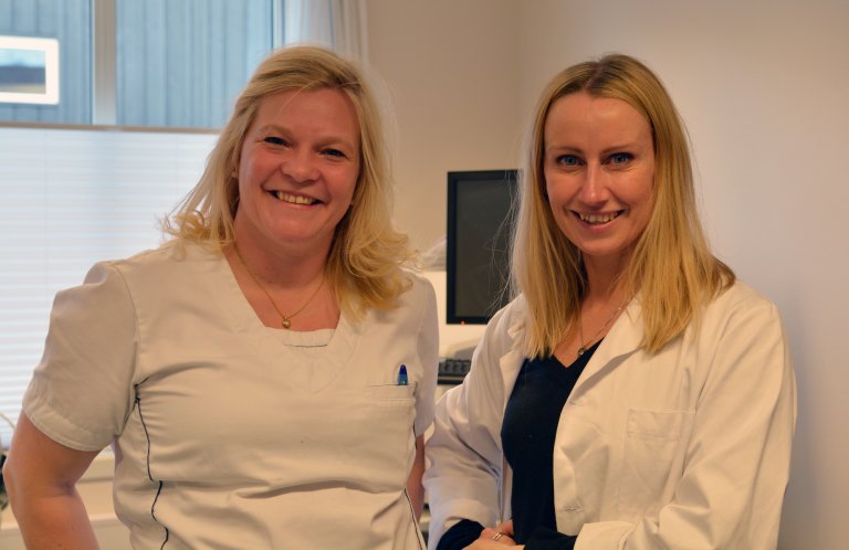 Helsesekretær Hilde Birgitte og lege Camilla foto Hege Heløe