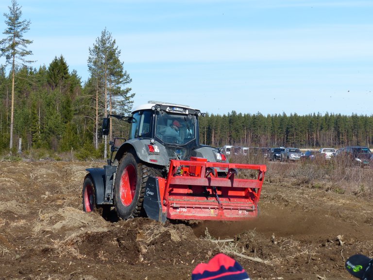 s 12-13 2016 ART 13 Traktor og toppfresing av arealet.JPG