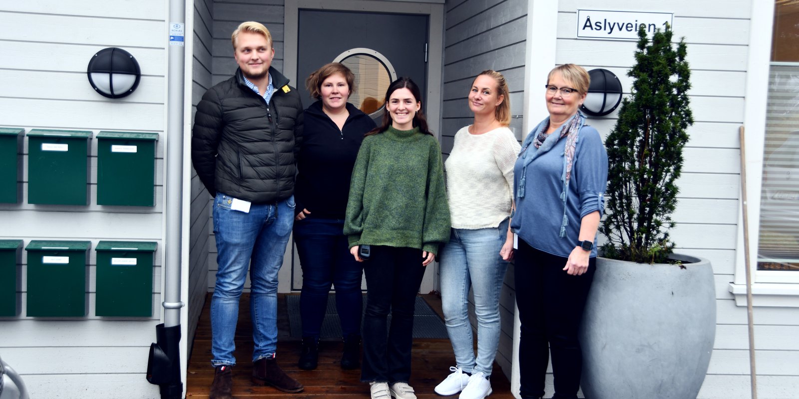 Åslyveien 1 er boligen de ansatte elsker å ha som arbeidsplass.  Kompetente ansatte og felles humor gjør det godt å være på jobb: Fra venstre; Thomas, Veronica, Marte, Rut Anette og Hilde.  